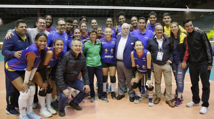 Alcaldesa Claudia López y Selección Femenina de Voleibol Alcaldesa Claudia López y Selección Femenina de Voleibol