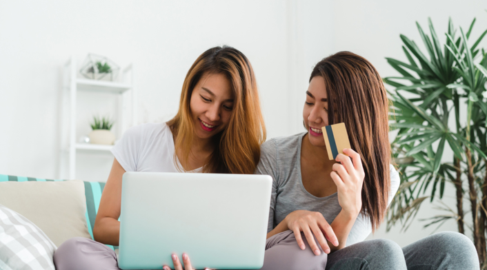 Mujeres realizando compras online