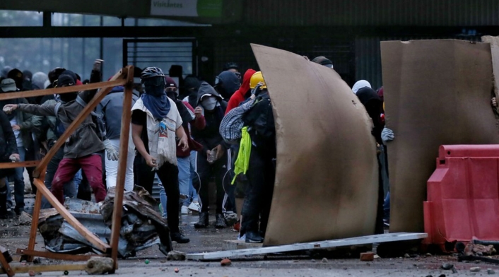 Encapuchados frente a la Universidad Nacional