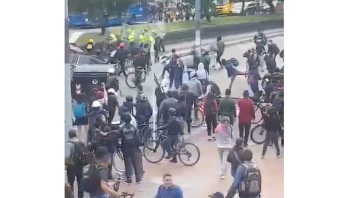 Encapuchados atacan policías en Suba