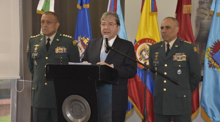 Ministro de Defensa, Carlos Holmes Trujillo, junto a los comandantes de las FF.MM. y del Ejército.