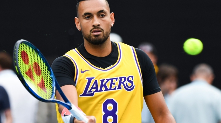 Kyrgios entra a la cancha con la camiseta de Kobe Bryant