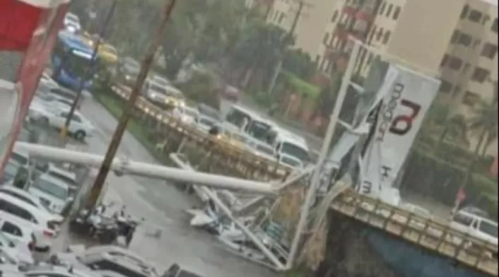 Se cae valla por fuerte aguacero en Cali Se cae valla por fuerte aguacero en Cali