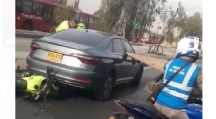 Conductor así se llevó motos de la policía Conductor así se llevó motos de la policía