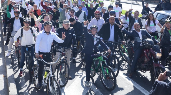 Claudia López realiza un recorrido en bicicleta previo a su posesión como alcaldesa