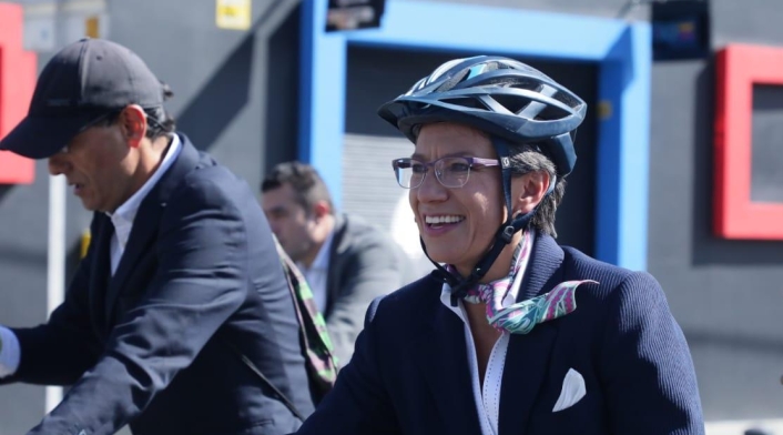 Claudia López realiza un recorrido en bicicleta previo a su posesión como alcaldesa