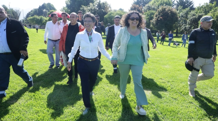 Claudia López junto a Angélica Lozano en el parque Simón Bolívar Claudia López junto a Angélica Lozano en el parque Simón Bolívar