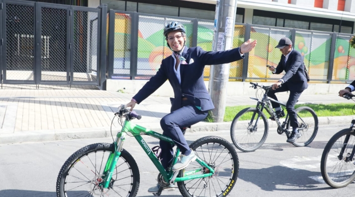 Claudia López realiza un recorrido en bicicleta
