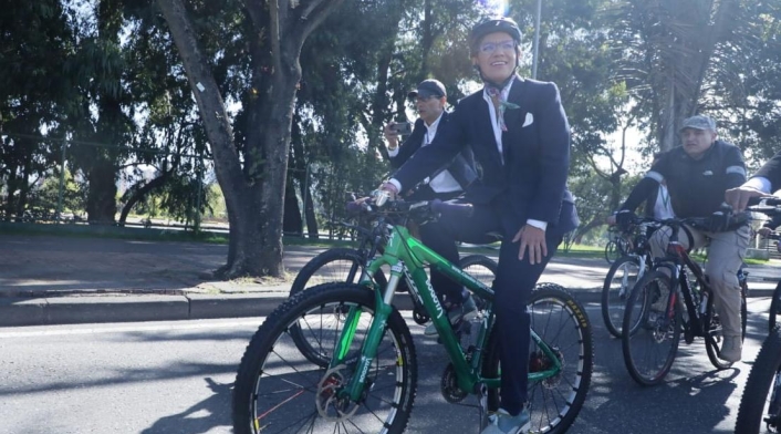 Claudia López realiza un recorrido en bicicleta previo a su posesión como alcaldesa