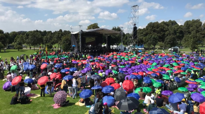 Capitalinos se reúnen en el Parque Simón Bolívar para la posesión de Claudia López