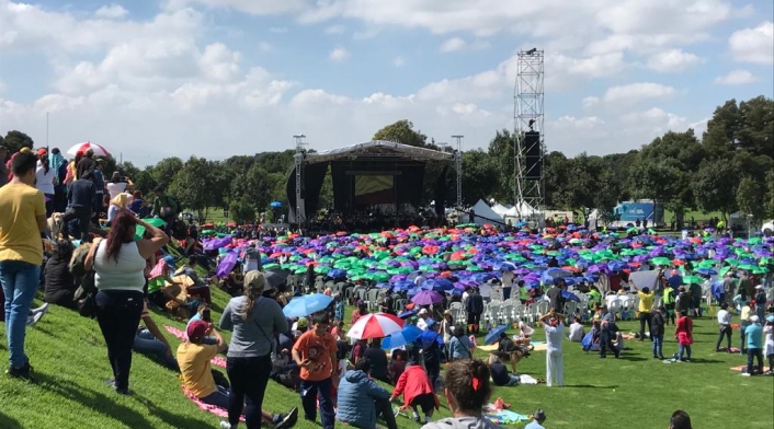 Capitalinos se reúnen en el Parque Simón Bolívar para la posesión de Claudia López