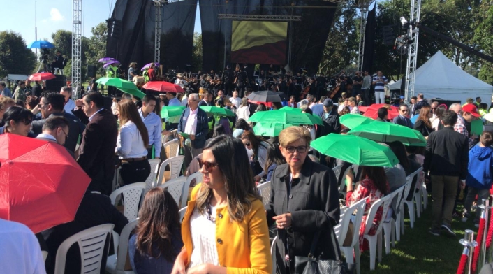 Ciudadanos se reúnen en el Simón Bolívar para al evento de posesión de Claudia López como alcaldesa de Bogotá