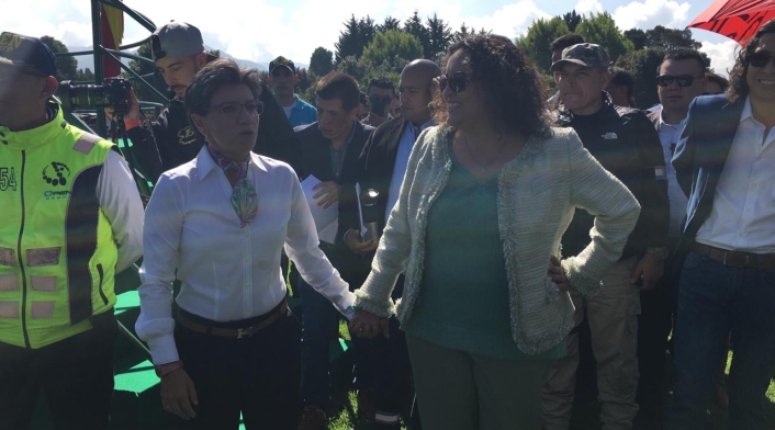 Claudia López y Angélica Lozano en evento de posesión de la alcaldesa de Bogotá