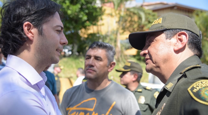 Alcalde de Medellín, Daniel Quintero; comandante de la Policía Metropolitana, general Eliecer Camacho; y secretario de Seguridad, José Gerardo Acevedo.