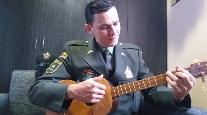 El patrullero Jeferson Chaparro Viancha compuso la canción con la que rinde homenaje a las víctimas del atentado en la Escuela de Cadetes de la Policía General Santander