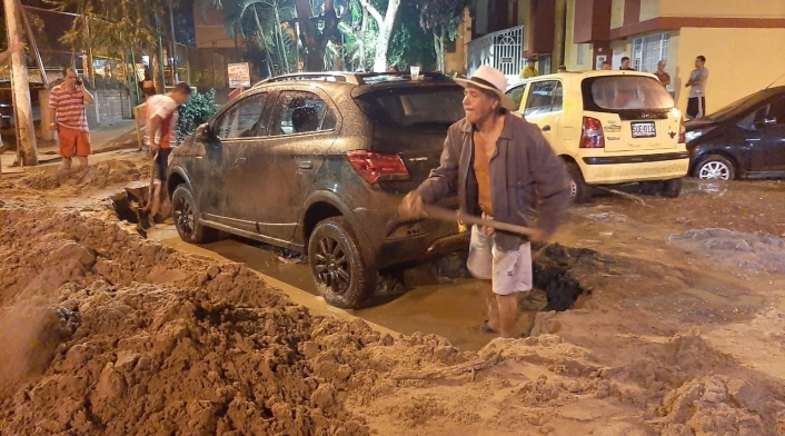 Varios vehículos quedaron enterrados, tras la avalancha.