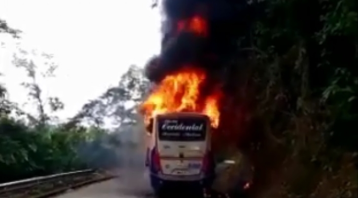 Bus quemado entre Chocó y Risaralda