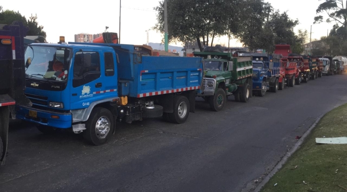 Volqueteros y camioneros protestan contra medidas ambientales en Bogotá