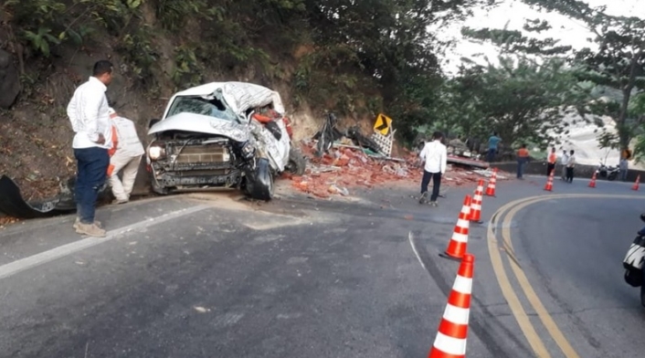 Una posible invasión de carril habría originado el accidente.