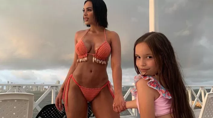 Andrea Valdiri y su hija Isabella