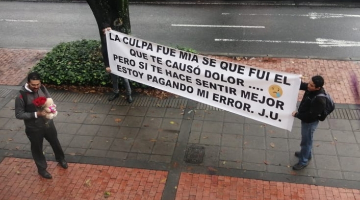 Santiago pidió perdón a María con cartel