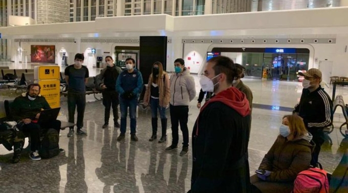 Colombianos repatriados esperando en aeropuerto en Wuhan