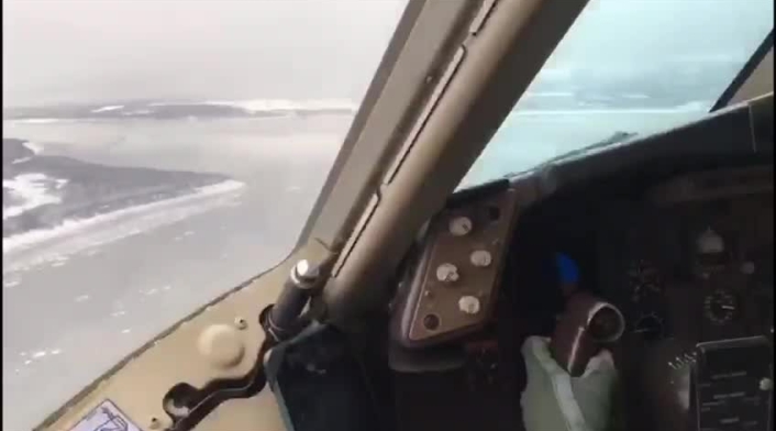 Vista desde la cabina del avión de la FAC que irá a Wuhan está en Alaska