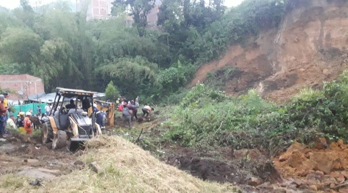 Tras un fuerte aguacero, se presentó un deslizamiento de tierra Tras un fuerte aguacero, se presentó un deslizamiento de tierra