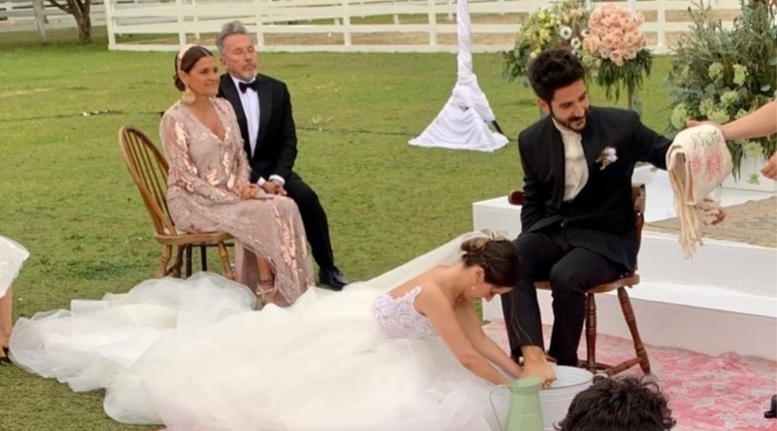 Evaluna le lava los pies a Camilo