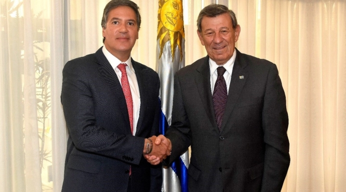 Fernando Sanclemente Alzate saluda al ministro de Relaciones Exteriores del Uruguay, Rodolfo Nin Novoa.