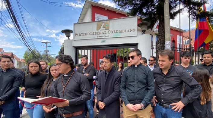 Jóvenes renuncian al Partido Liberal Jóvenes renuncian al Partido Liberal