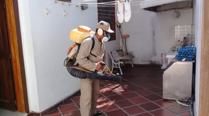 Fumigaron varias viviendas que tenían criaderos de mosquitos.