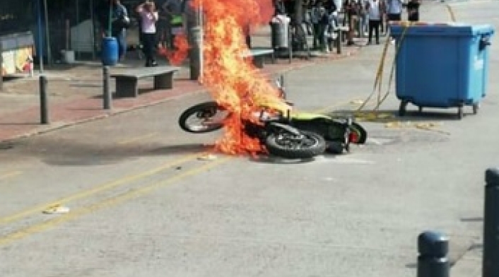 los encapuchados quemaron la moto delante de la gente