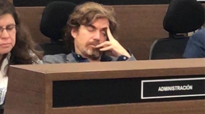 Nicolás Montero, durmiendo