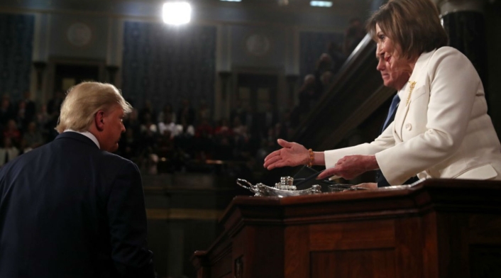 Trump deja a Nancy Pelosi con la mano estirada