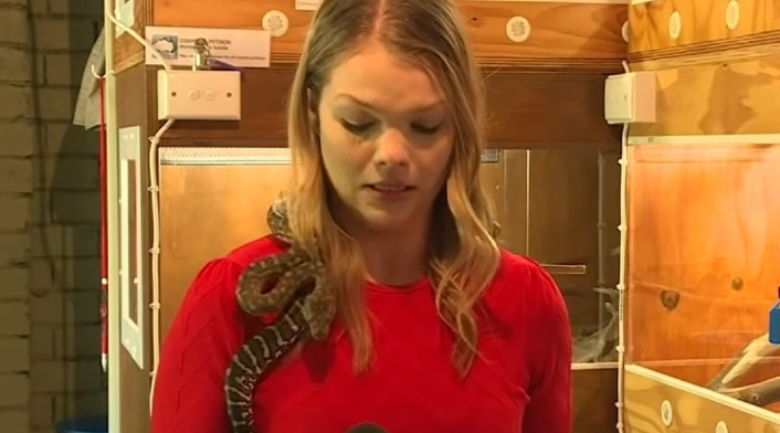 Periodista asustada con serpiente