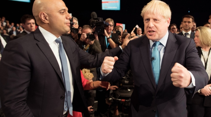 Sajid Javid, ministro británico de Finanzas, junto a Boris Johnson