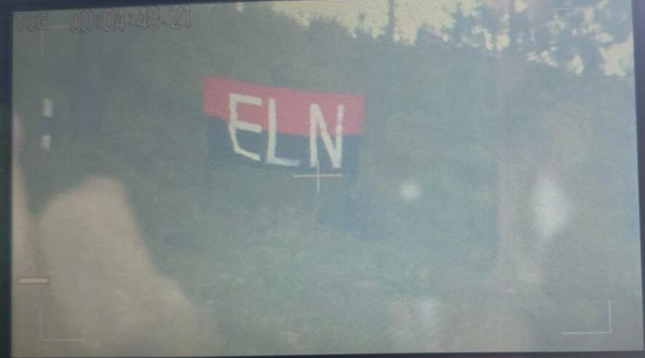 Esta bandera fue dejada al lado de la torre derribada en Medellín.