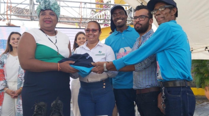 Se le entregaron a los beneficiados gorras, sueters y botas