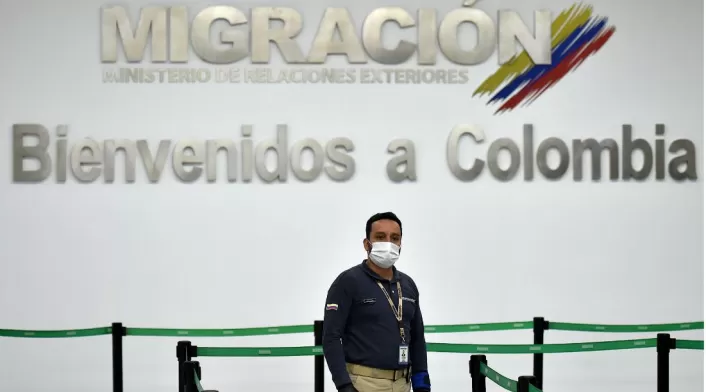 Funcionario de Migración Colombia, en el aeropuerto Eldorado de Bogotá.
