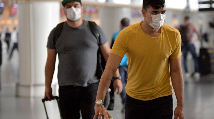 Viajeros en Colombia toman medidas ante incremento de casos de coronavirus