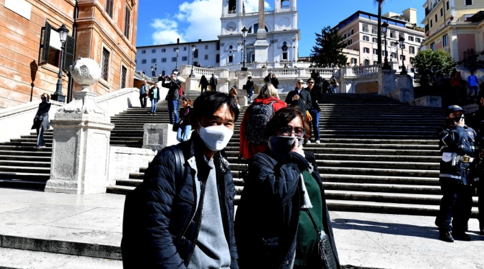 Habitantes de Roma toman precauciones contra coronavirus