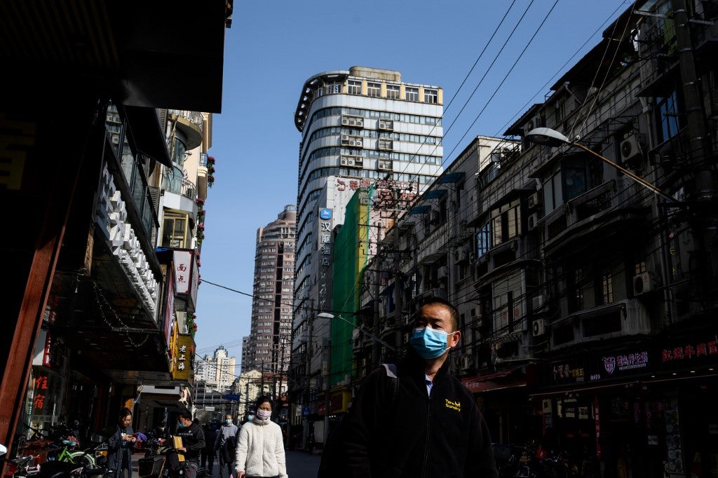 Habitantes de Shanghái se cuidan el virus