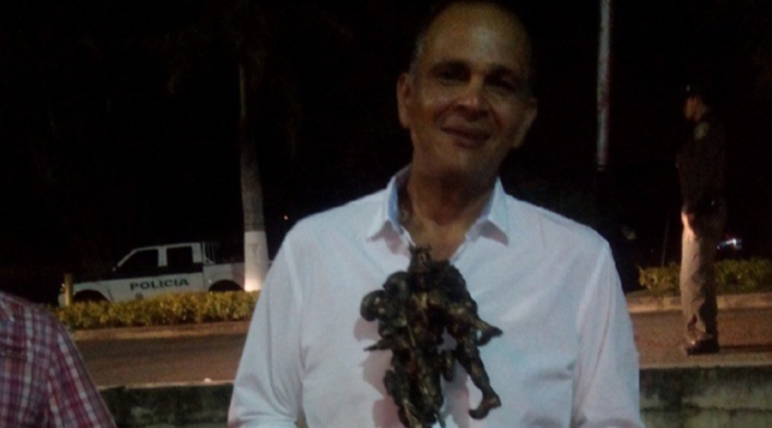 'Ñeñe' Hernández con obsequio del Ejército Nacional