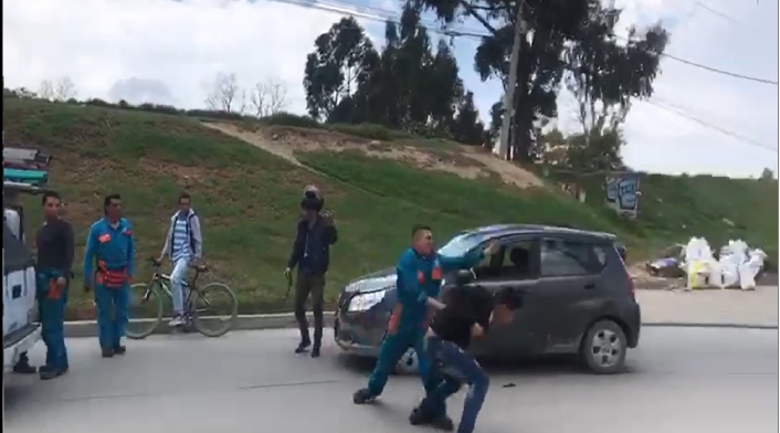Ciudadano se agarra con empleado de la ETB
