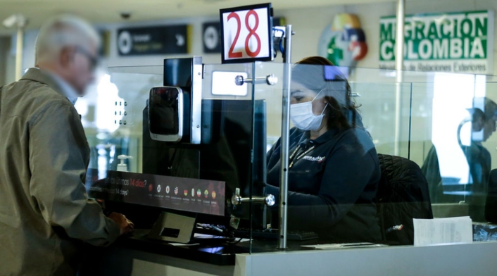 Controles por coronavirus en aeropuerto El Dorado