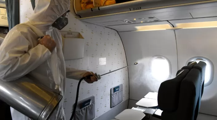 Limpieza de avión para evitar propagación de coronavirus