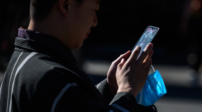 Coronavirus sobrevive varios días en los celulares