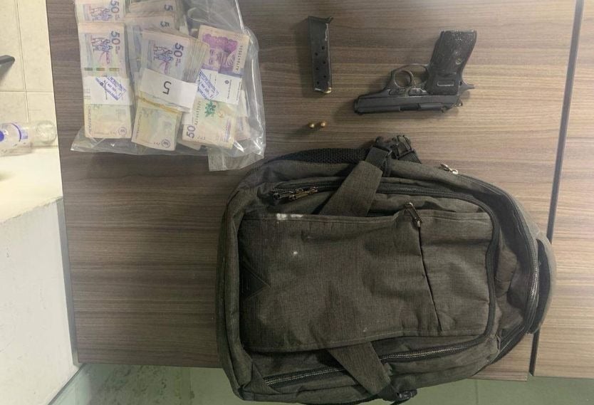 Dinero y arma incautados a director de ICBF en Sucre Dinero y arma incautados a director de ICBF en Sucre