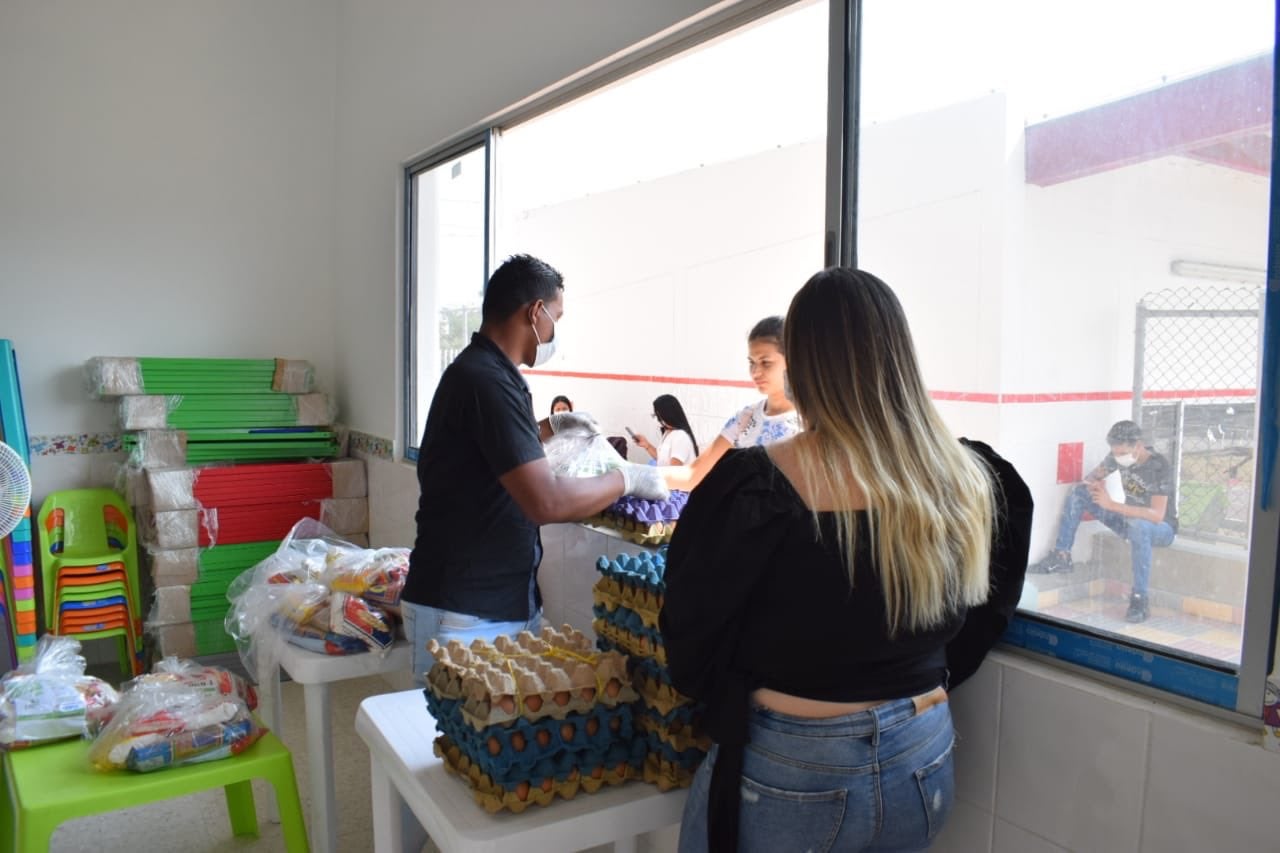 Entrega de raciones a menores aislados por el coronavirus